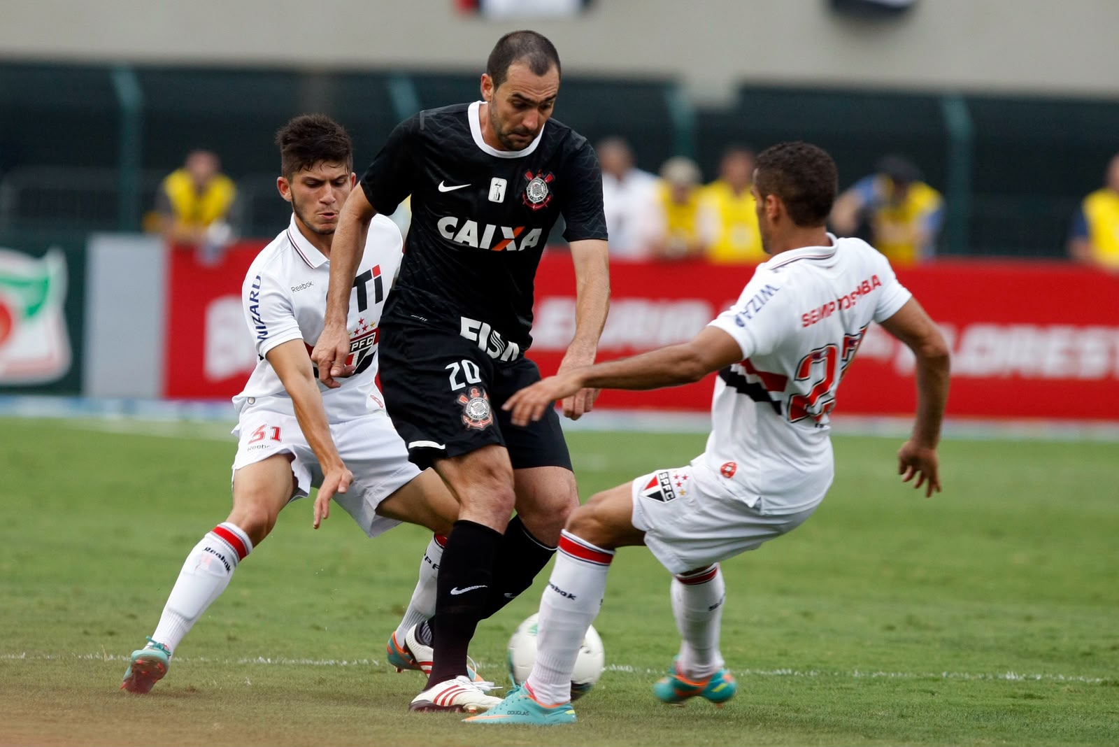 Lucas Farias em disputa de bola em partida profissional pelo São Paulo FC