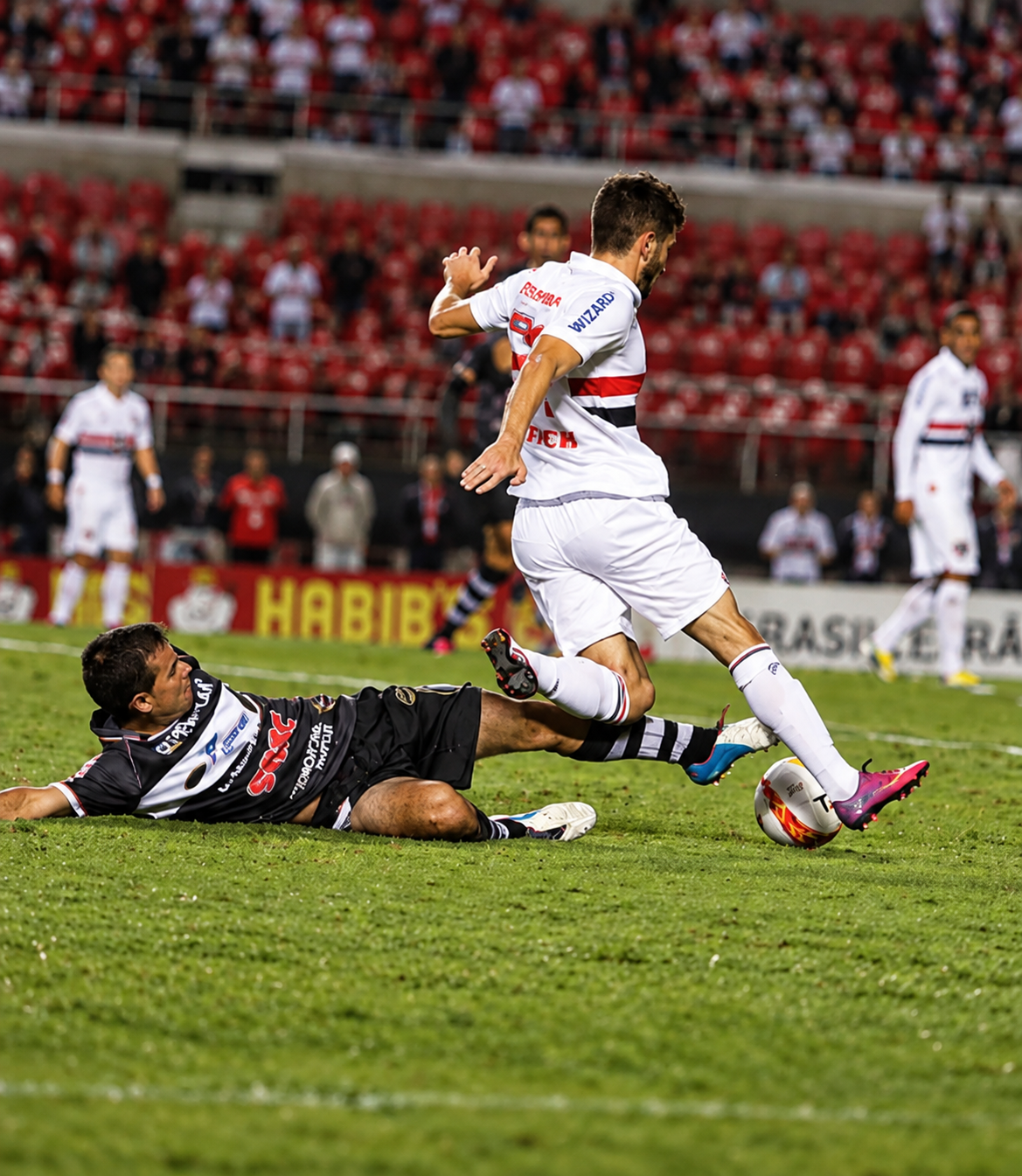 Lucas Farias durante disputa em partida pelo São Paulo FC