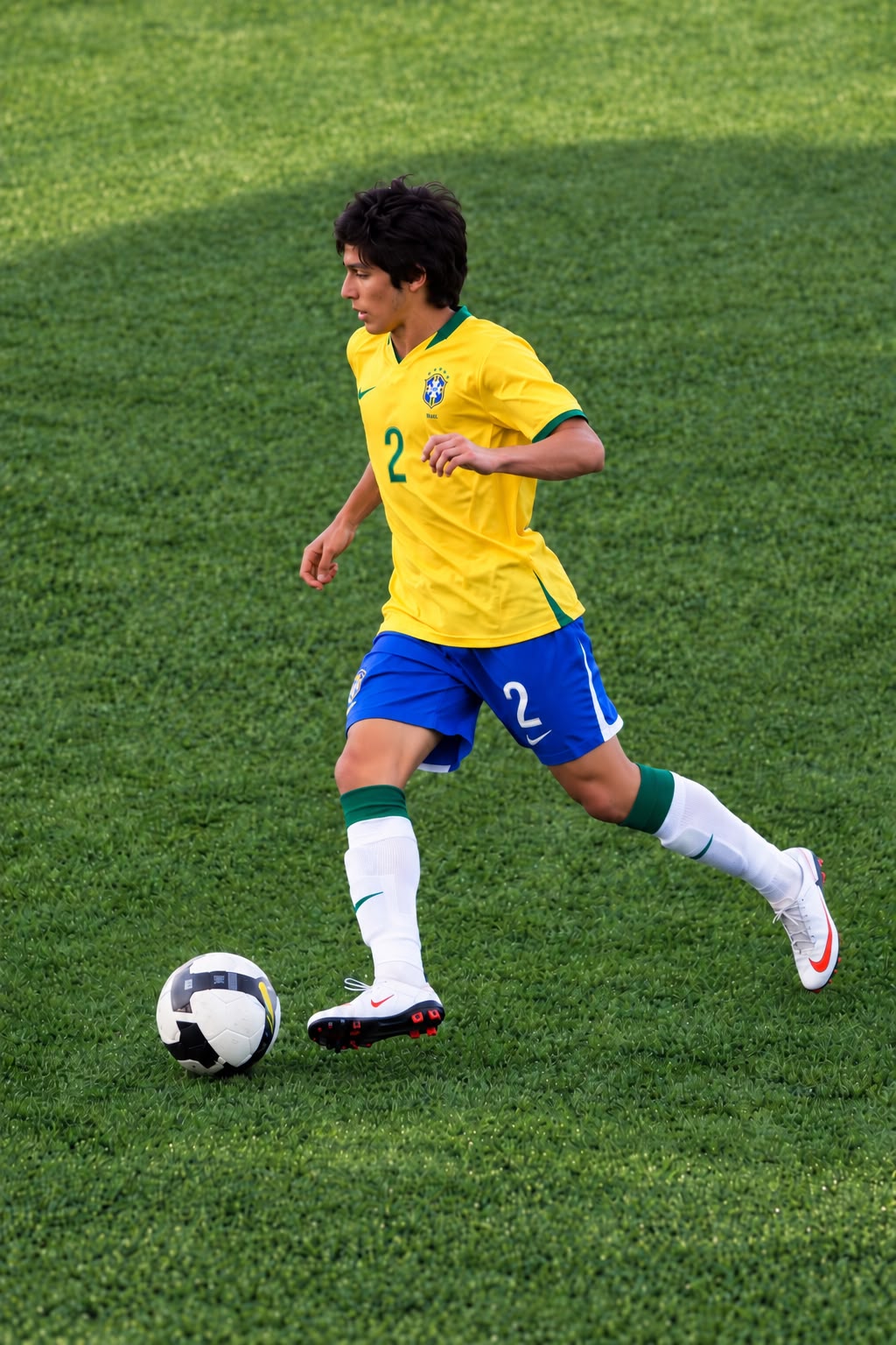 Lucas Farias conduzindo a bola pela Seleção Brasileira de Base