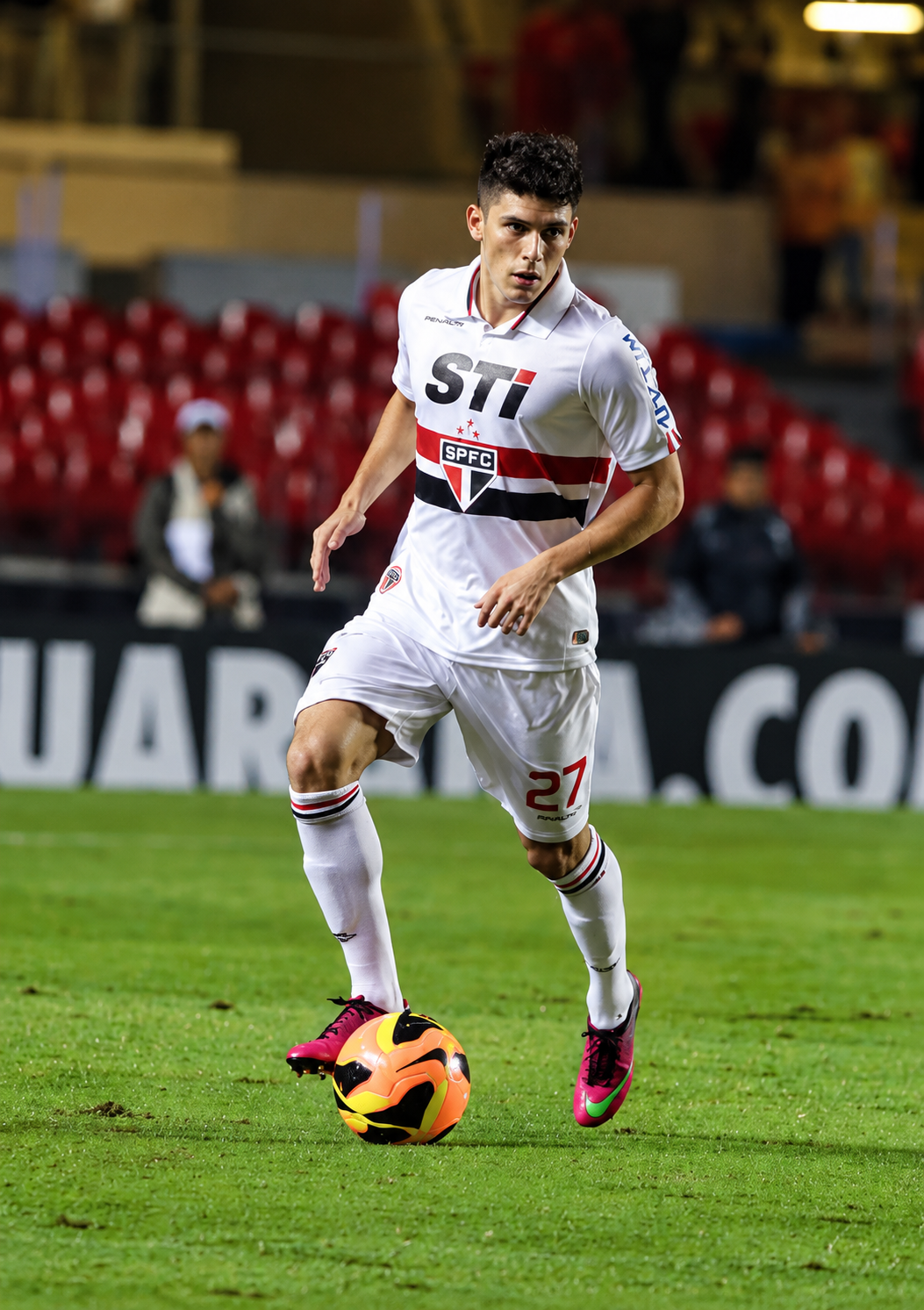 Lucas Farias em ação pelo São Paulo FC
