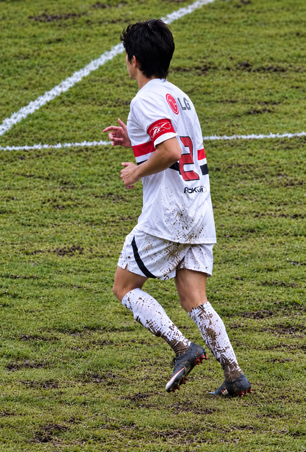 Lucas Farias em campo pelo São Paulo FC com a faixa de capitão