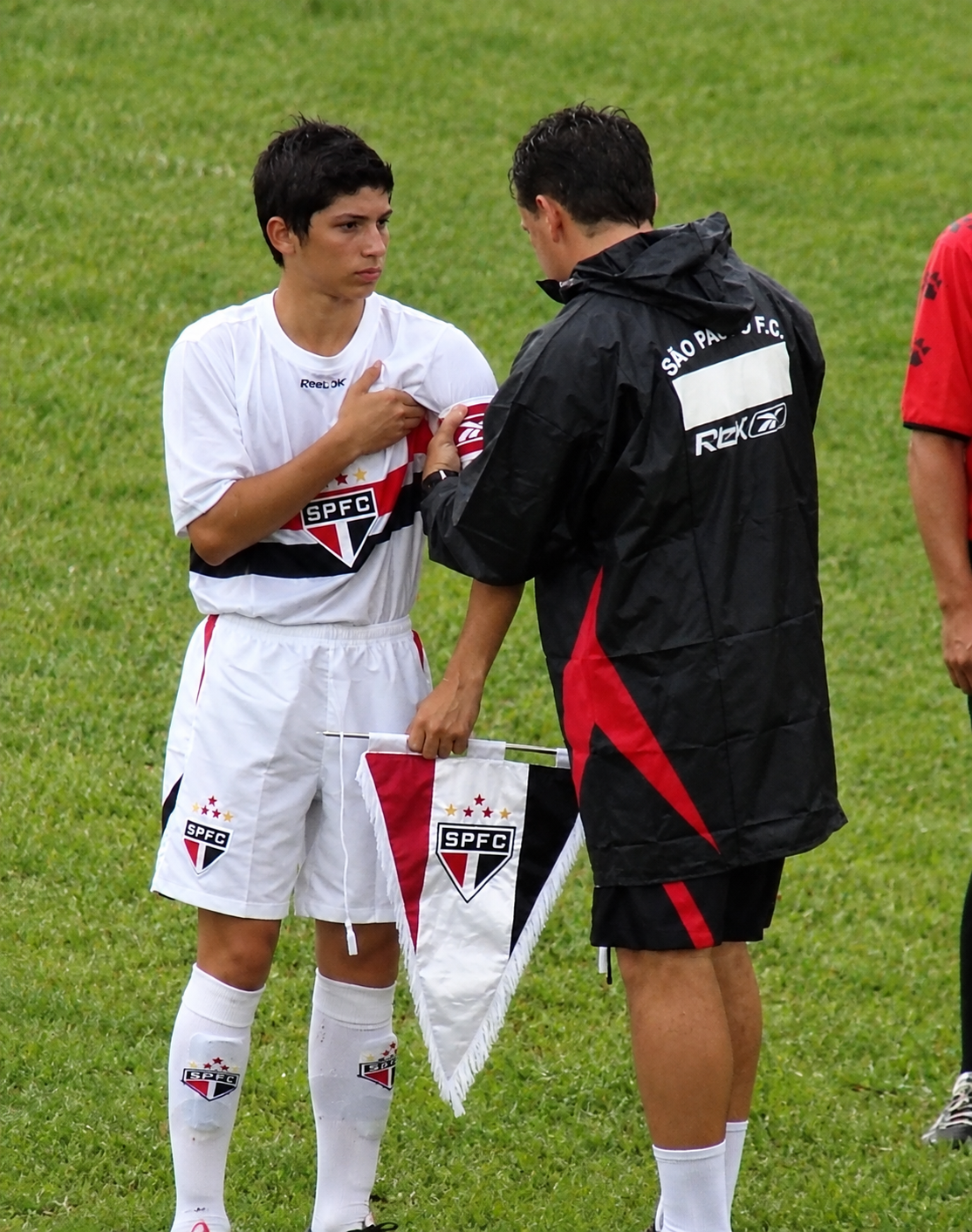 Lucas Farias jovem recebendo a faixa de capitão no São Paulo FC