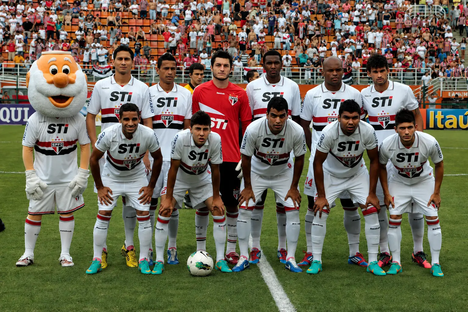 Elenco profissional do São Paulo Futebol Clube perfilado antes de uma partida