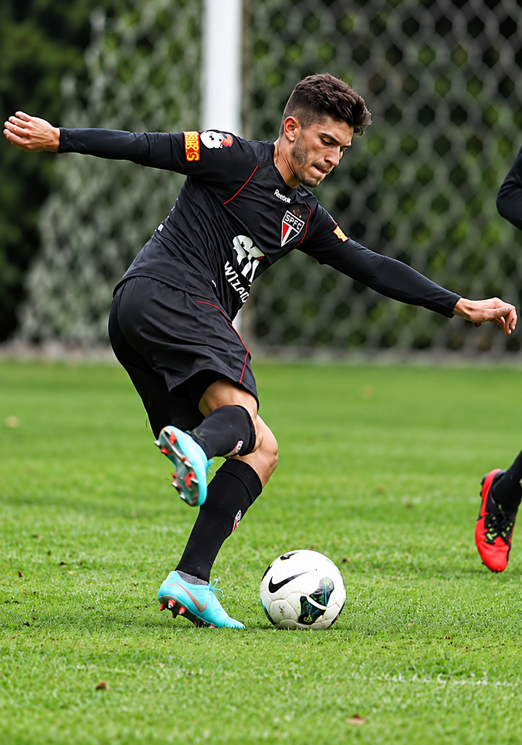 Lucas Farias finalizando durante treino do São Paulo FC