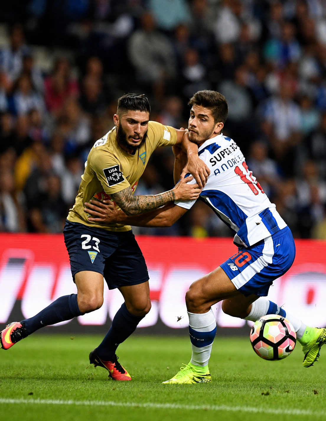 Lucas Farias em ação no futebol português, disputando a bola com marcador