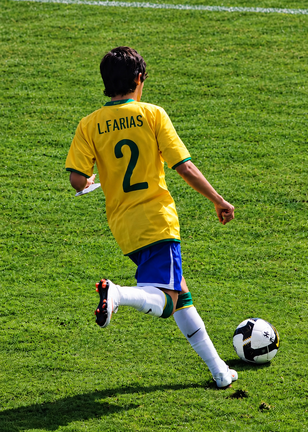 Lucas Farias com a camisa da Seleção Brasileira, de costas, com o número 2