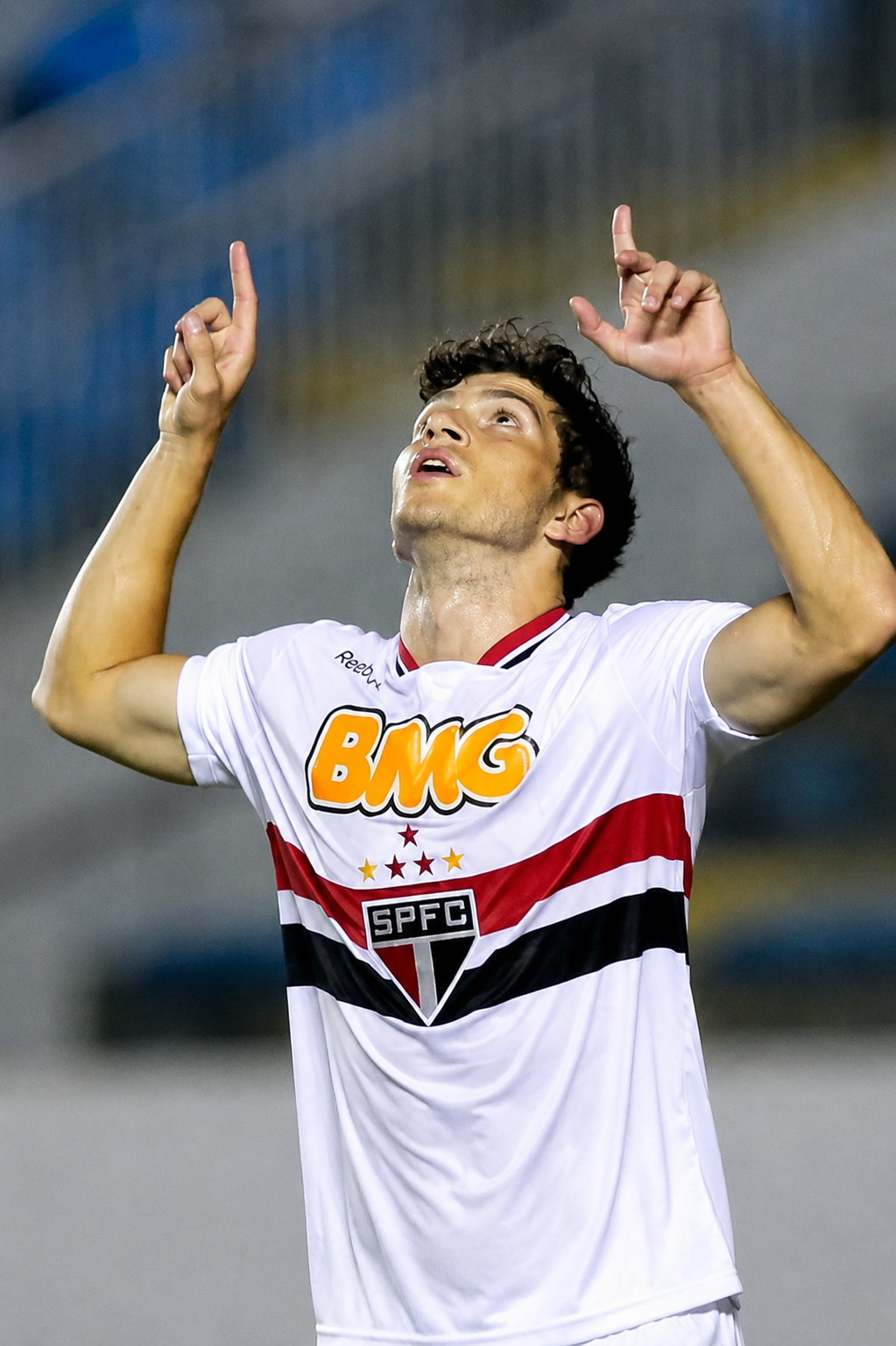 Lucas Farias comemorando gol com a camisa do São Paulo FC