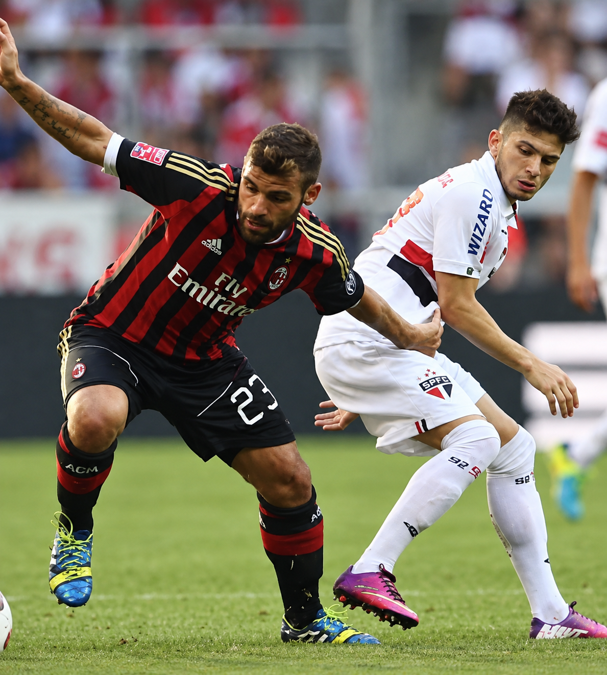 Lucas Farias disputando a bola pelo São Paulo FC contra o Milan