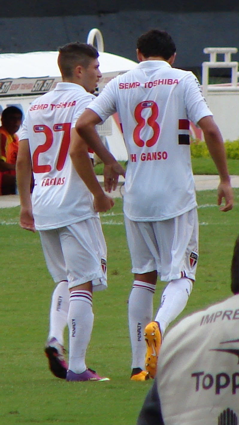 Lucas Farias em campo ao lado de companheiros do São Paulo FC