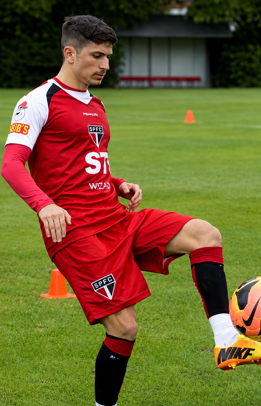 Lucas Farias em treino com o uniforme do São Paulo FC