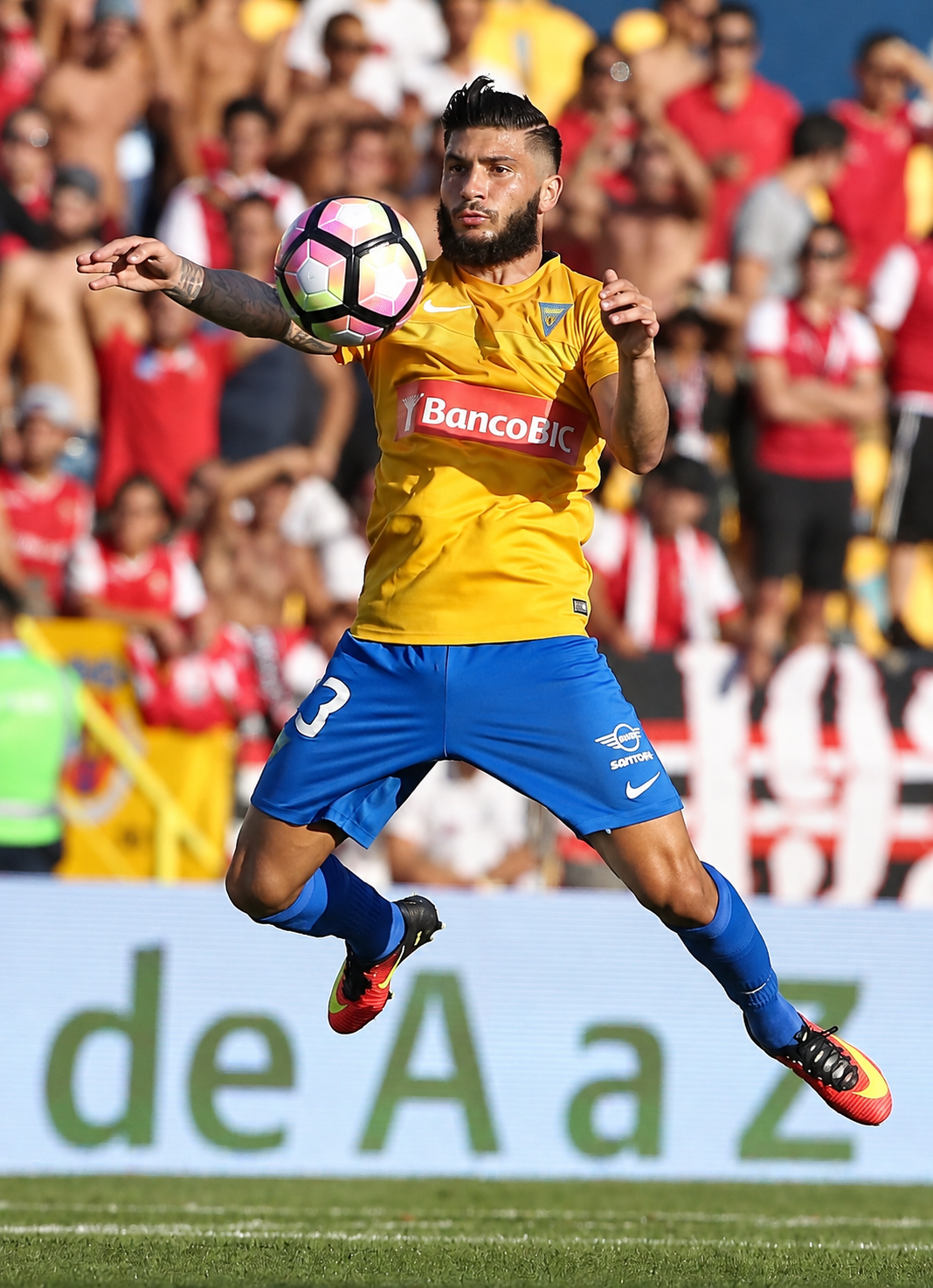 Lucas Farias em ação pelo Estoril Praia, controlando a bola durante partida